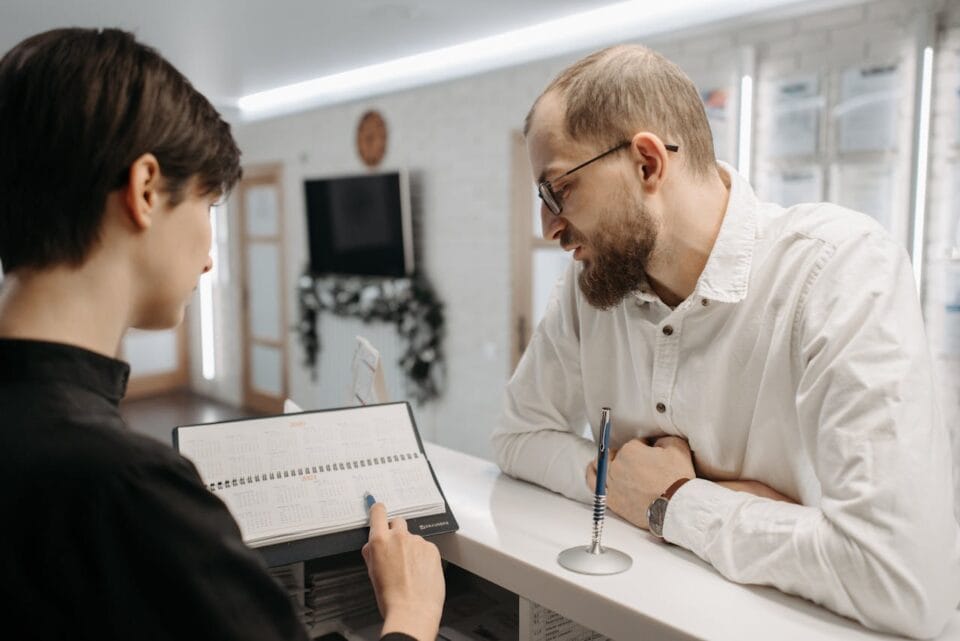 Deux hommes discutent planification au bureau