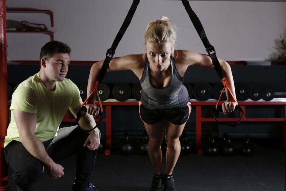 Entraînement avec sangles dans une salle de sport