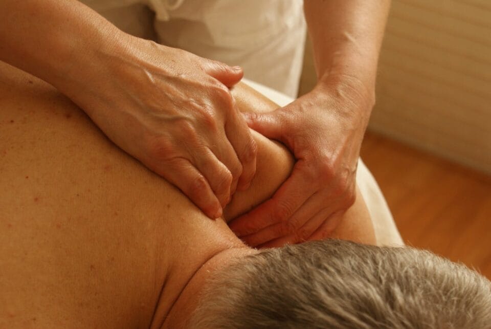 Massage thérapeutique sur le dos d'un homme âgé