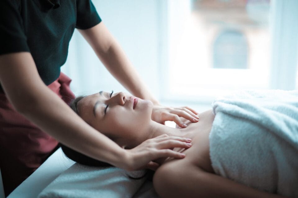 Femme recevant un massage relaxant