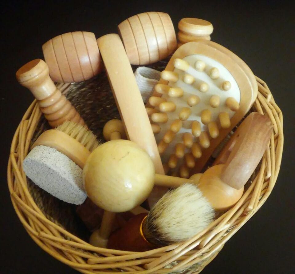 Panier d'accessoires de massage en bois.