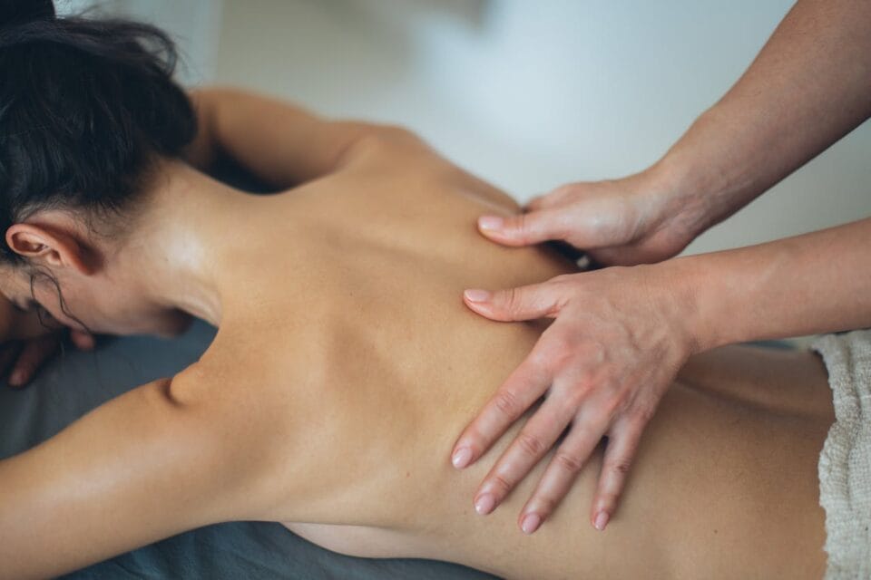 Massage du dos relaxant en centre de bien-être