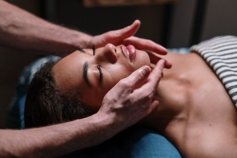Femme recevant un massage facial relaxant