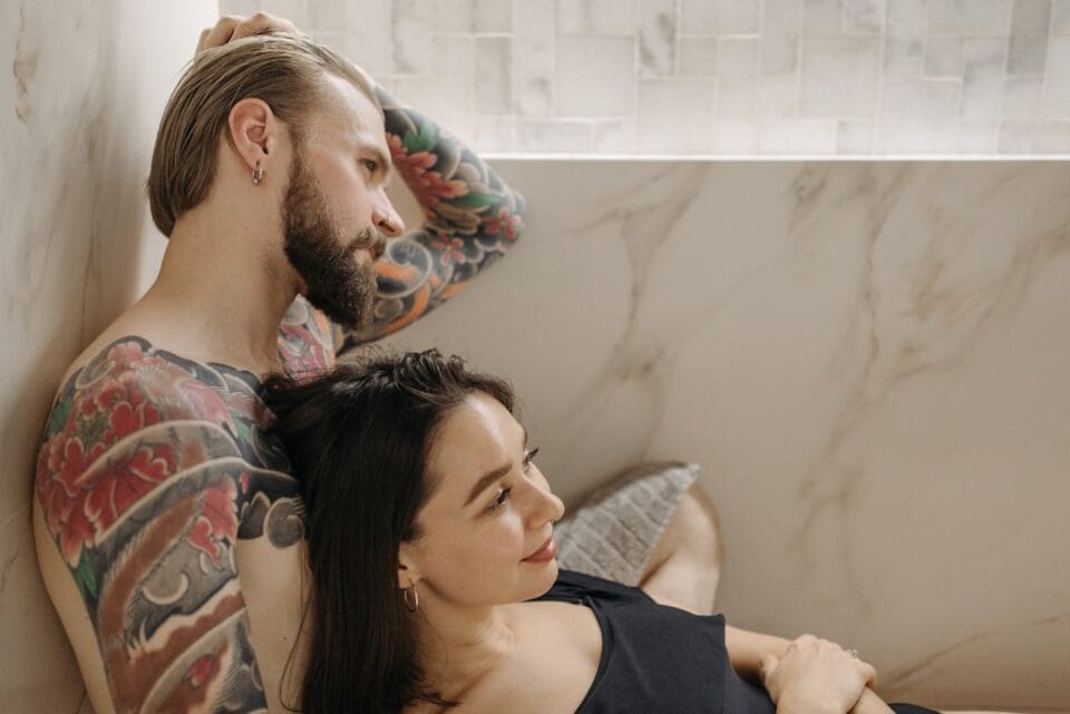 Couple détente, homme tatoué, ambiance marbre