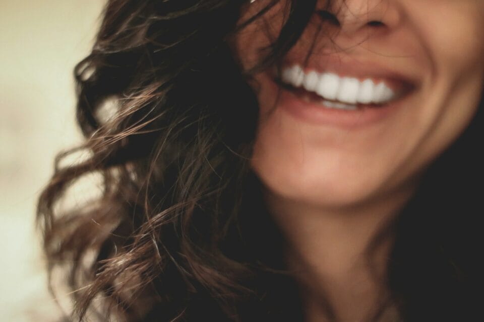 Femme souriante, détail bouche et cheveux