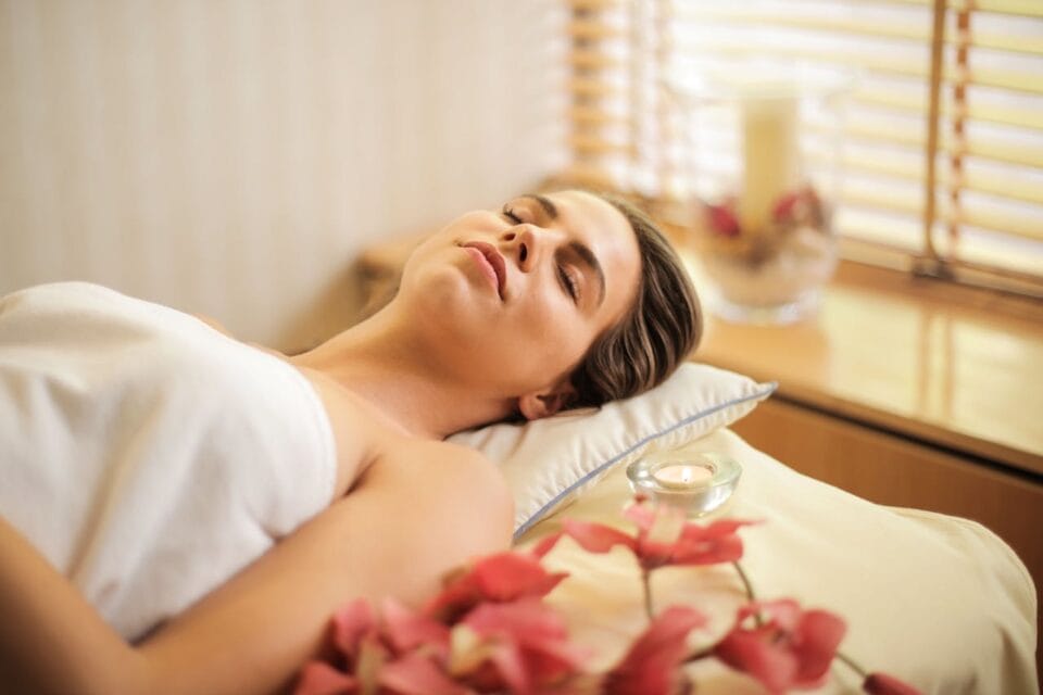 Femme détendue lors d'un massage spa