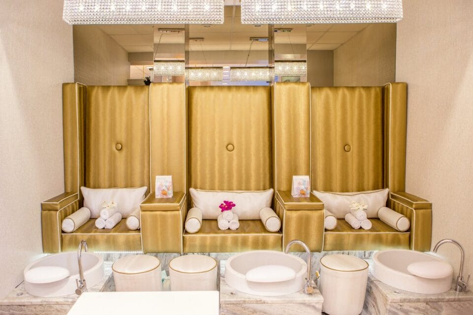 Intérieur luxueux de spa doré avec banquettes et lavabos