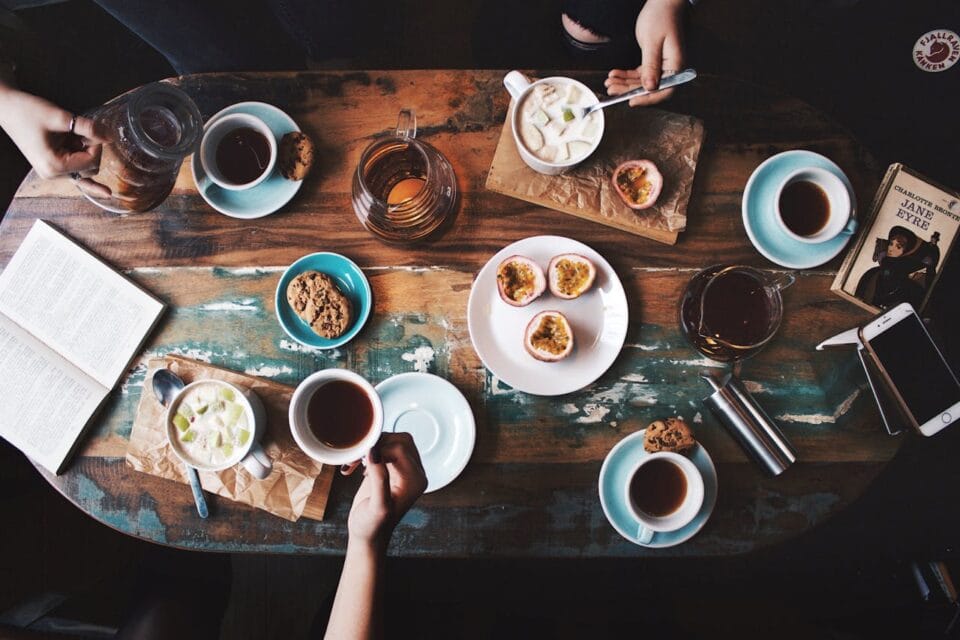 Table de café avec amis, repas et boissons diverses