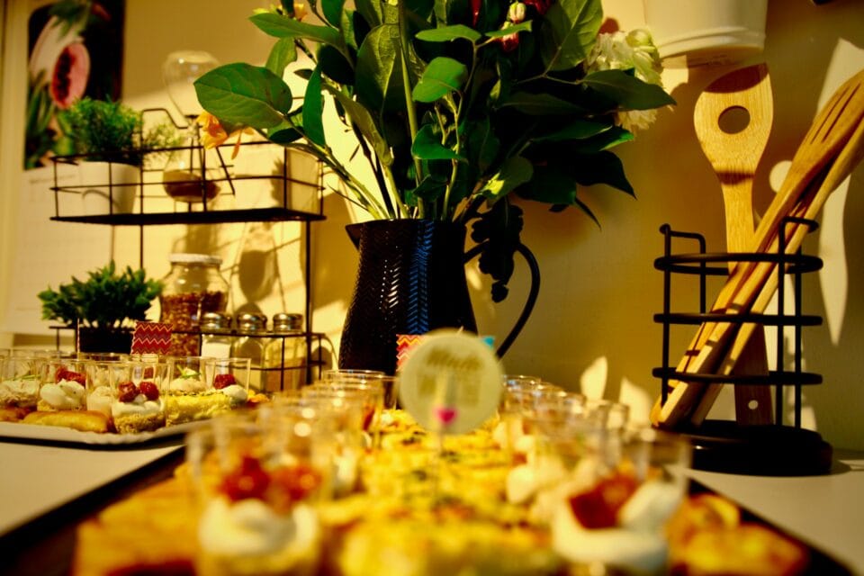 Buffet coloré avec plantes et amuse-bouches variés