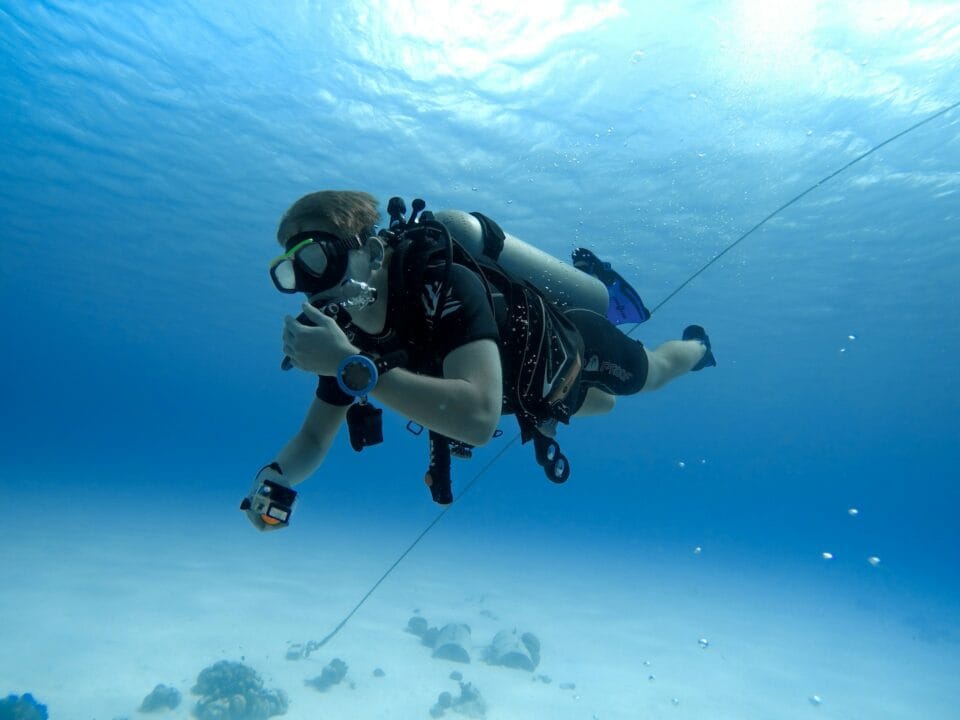 Plongeur sous-marin avec caméra sous l'eau